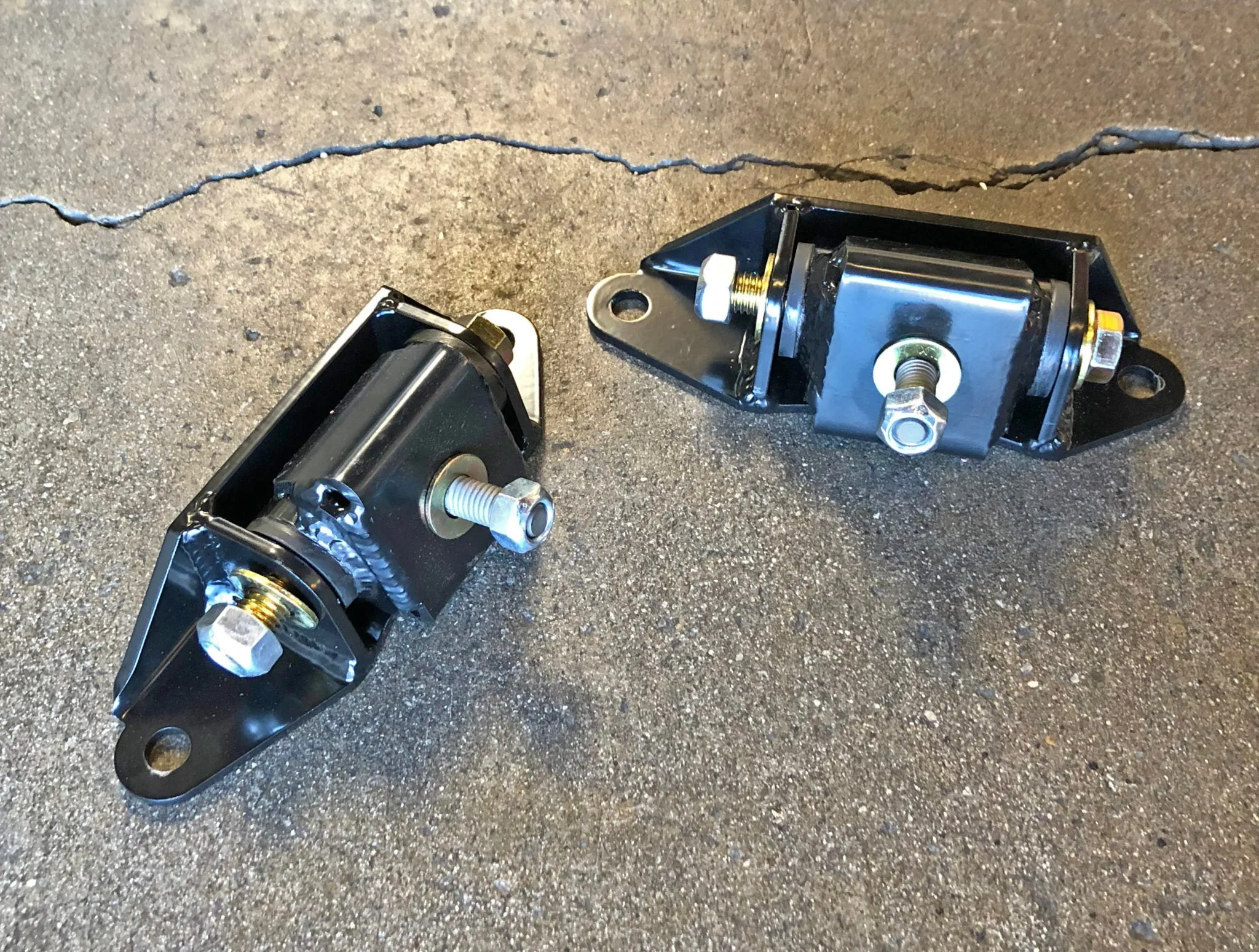 302 and 351W Motor Mounts